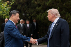 Donald Trump cumprimenta o presidente chinês Xi Jinping em Pequim (foto: Evan Vucci / Reuters)