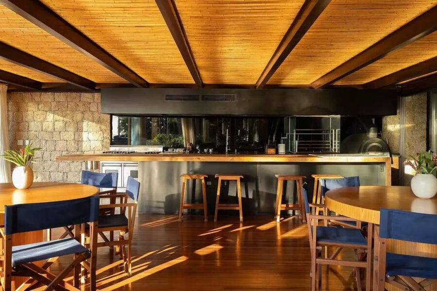 A área gourmet inclui churrasqueira, forno de pizza e bancada de apoio