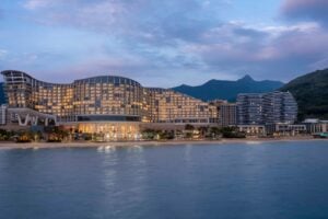 O espaço Dragon Arena recebe casamentos e eventos sociais na beira da praia