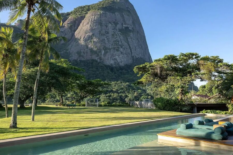 A vista inclui a Pedra da Gávea, a Barra da Tijuca e o mar