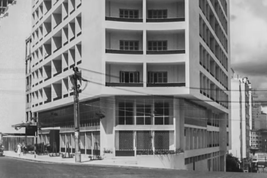 O prédio foi projetado na década de 1950 por José Augusto Bellucci e Luiz Maiorana
