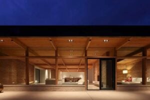 Os arquitetos Kathy Hancox e Michael Kothke, da HK Associates em Tucson, Arizona, transformaram radicalmente esta casa de meados da década de 1960, abrindo-a para a luz e a paisagem, e eliminando a desordem que comprometia o interior
