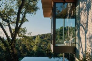 A residência foi implantada em um penhasco com vista para a linha do horizonte de Austin