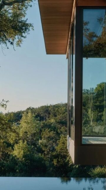 A residência foi implantada em um penhasco com vista para a linha do horizonte de Austin
