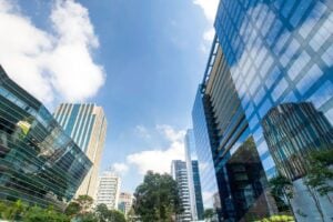 Redução da flexibilidade de trabalho reduz vacância de escritórios e dispara preços de aluguel, mas fundos imobiliários (FIIs) do setor ainda enfrentam desafios