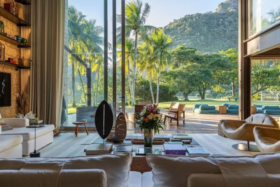A propriedade contemporânea está localizada no Joá, no Rio de Janeiro