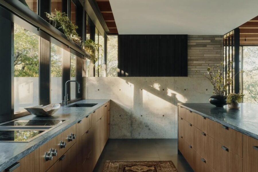 Cedro carbonizado, concreto e calcário revestem os volumes da casa