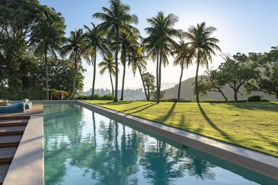 A casa tem vista para áreas verdes que seguem até o mar