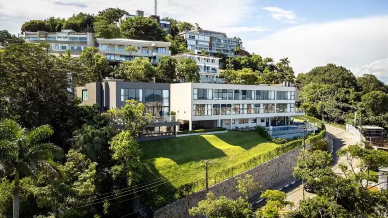 Neymar comprou três imóveis em uma rua sem saída no Morro Santa Terezinha, em Santos
