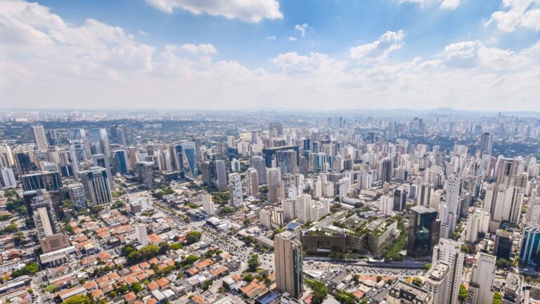 O projeto ocupa um terreno de mais de 15 mil m² e reúne três torres corporativas interligadas