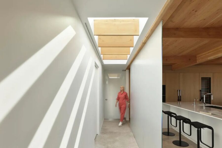 Claraboias ampliaram a entrada de luz em diferentes áreas da casa