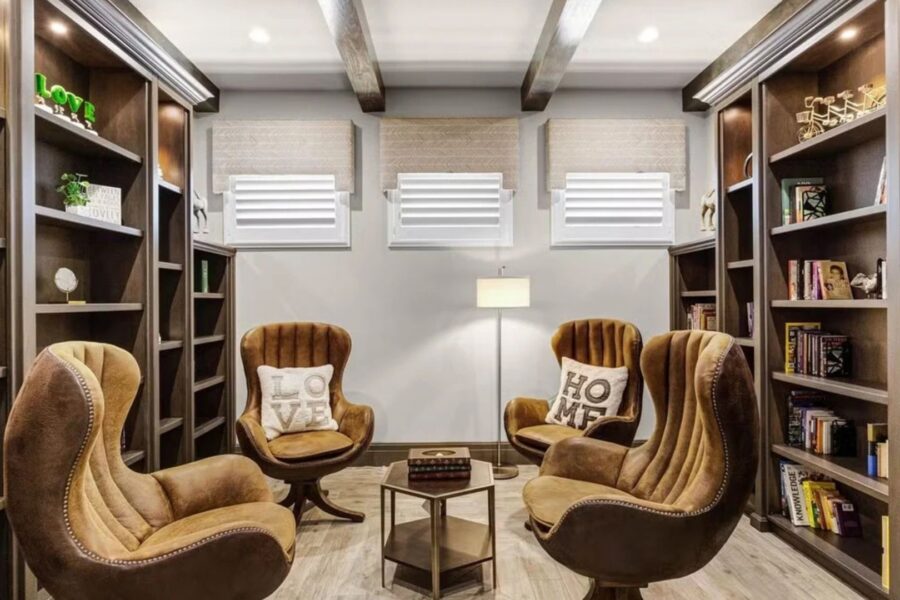 Lounge com poltronas completa os ambientes da mansão