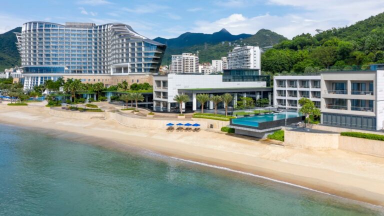 Vista da orla da praia de Dameisha com resorts construídos antes do endurecimento das leis ambientais na China