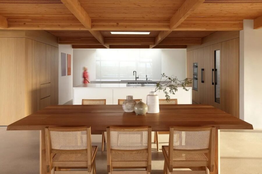 A cozinha ganhou mais luz natural após a reconfiguração da planta