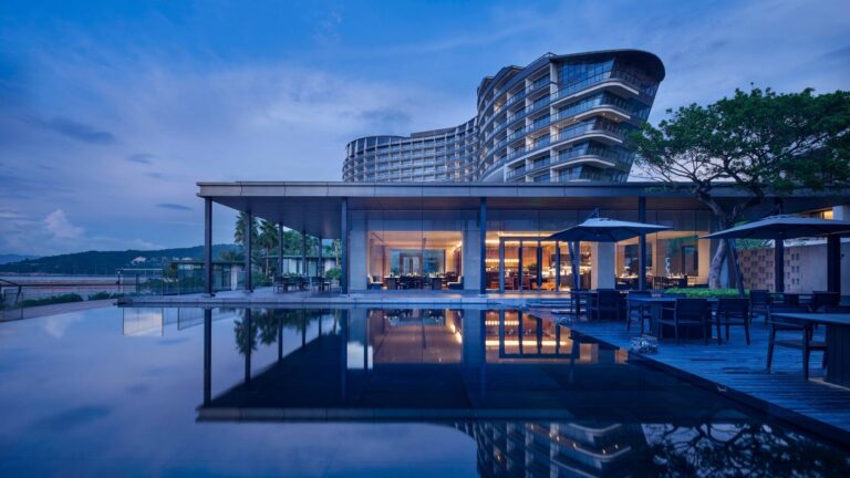 Piscina de borda infinita localizada no Club InterContinental, a ala mais exclusiva da propriedade