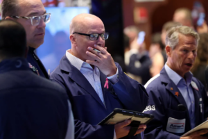 Operadores na Bolsa de Nova York na segunda-feira: queda nas ações de tecnologia (Foto: Brendan McDermid / Reuters)