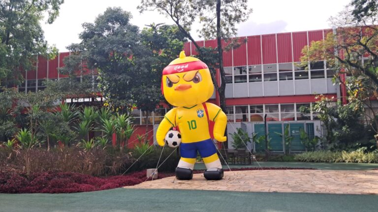 Canarinho inflável de mais de 3 metros foi instalado na sede do iFood em São Paulo
