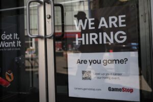 Cartaz anuncia vaga de trabalho em Nova York