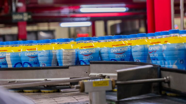 Como a Danone Transforma Fazendas de Leite em Máquinas de Lucro e Ainda Reduz Emissões de Metano em 43%