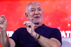 Jeff Bezos, fundador da Amazon e da Blue Origin, além de cofundador e co-CEO da Prometheus, fala durante a 10ª edição da feira de startups de tecnologia e inovação VivaTech, em Paris, França