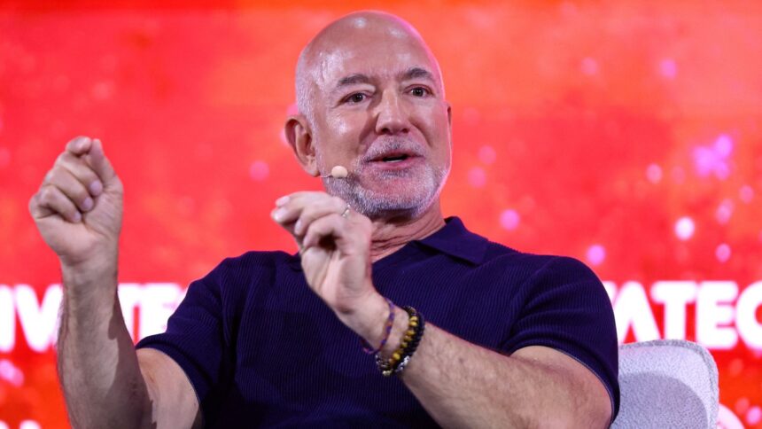 Jeff Bezos, fundador da Amazon e da Blue Origin, além de cofundador e co-CEO da Prometheus, fala durante a 10ª edição da feira de startups de tecnologia e inovação VivaTech, em Paris, França
