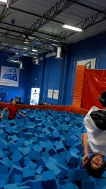 Crianças brincam na piscina de espuma da área Foam Zone do parque de trampolins indoor Sky Zone, em Anaheim, Califórnia