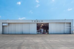 Tesla, de Elon Musk, é locatária de 85% do imóvel, ao passo que os demais 15% ficam com a Archer Aviation, que aproveita vantagem competitiva do aeroporto para seu negócio de eVTOLs