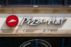 Acordo rompe união histórica da rede com KFC e Taco Bell. Conclusão do negócio de venda da Pizza Hut está prevista para o terceiro trimestre de 2026