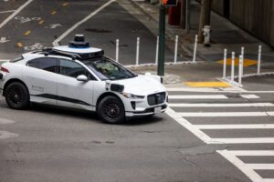 Hoje, nos EUA, o serviço mais avançado é o da Waymo, que opera comercialmente em cidades como Phoenix, San Francisco, Los Angeles e Austin