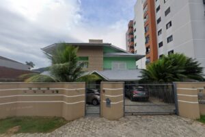 Imóvel de maior valor do leilão de imóveis fica em Joinville (SC), em um terreno de 925 m² e a área construída registrada em matrícula é de 237,95 m²