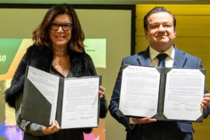 A presidente da Petrobras, Magda Chambriard, e o diretor geral da Pemex, Juan Carlos Carpio Fragoso, na cerimônia de assinatura de Memorando de Entendimento (MoU)