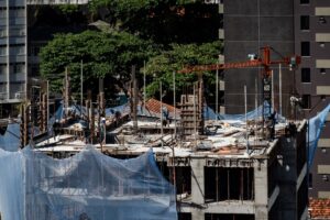Trabalhadores do segmento de construção civil em canteiro de obras de um edifício em Salvador (BA)