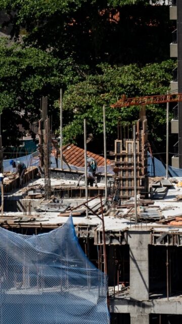 Trabalhadores do segmento de construção civil em canteiro de obras de um edifício em Salvador (BA)