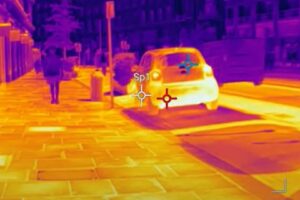 Imagem térmica feita em Londres mostra superfícies acima de 50°C durante a onda de calor que atingiu o Reino Unido