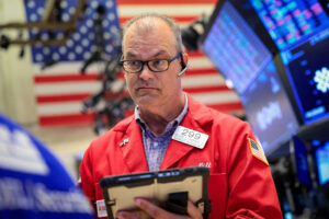 Operador na bolsa de Nova York em 22 de junho (Foto: Brendan McDermid / Reuters)