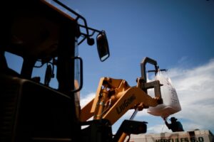 Rabobank Projeta Queda de 8,2% nas Vendas de Adubos no Brasil em 2026 por Inadimplência Recorde