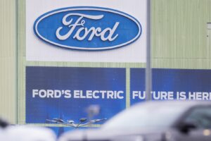 logo da ford com carros