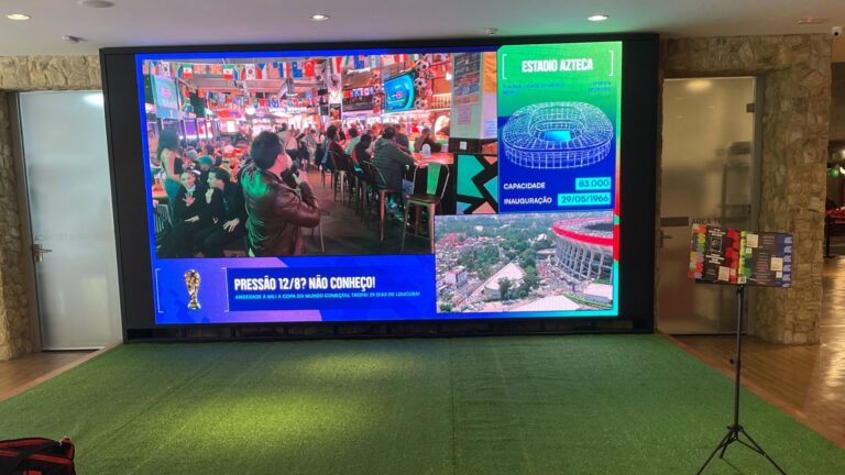 Telões na sede do iFood para transmissão da abertura da Copa do Mundo