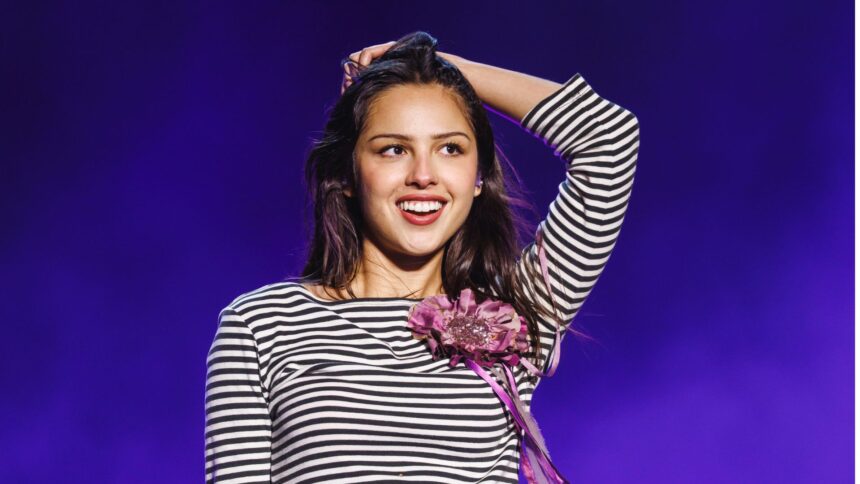 Olivia Rodrigo vai destinar 100% da receita líquida do festival para ONGs