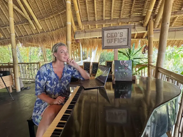 Louise Cottar no "escritório do CEO" da Cempedak Private Island, na Indonésia