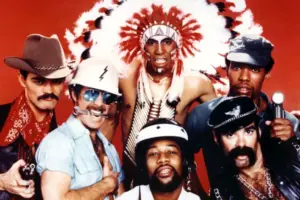 Village People na década de 1980: Willis (embaixo, no centro) criou canções históricas (foto: Getty Images)