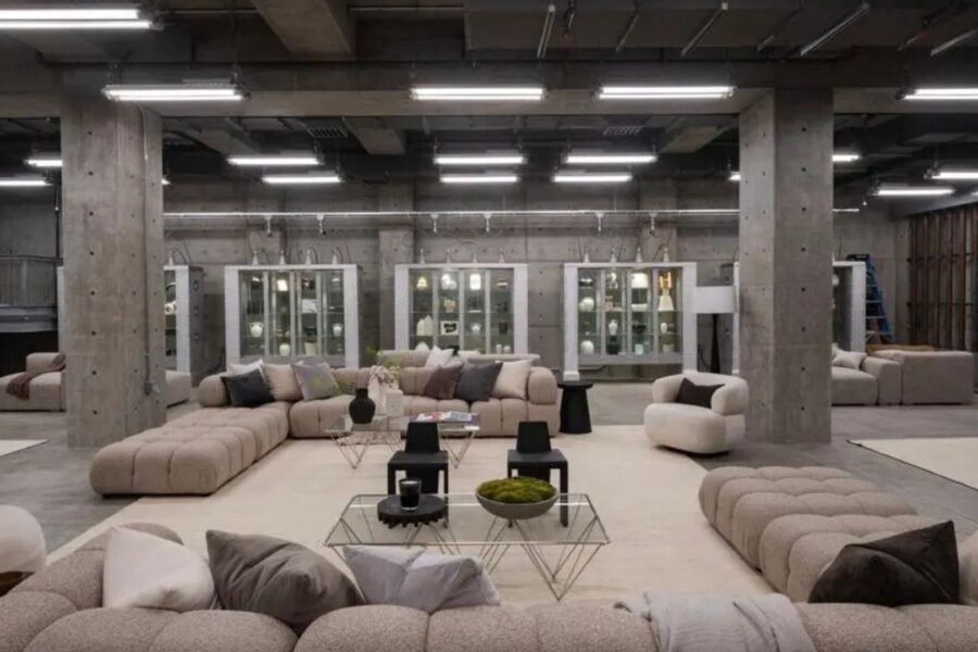 A casa inclui biblioteca, escritório, cinema e elevador