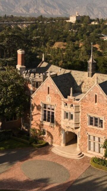 A casa conhecida por milhões de pessoas como a "Mansão Wayne", da série original de Batman, tem aproximadamente 1.734 metros quadrados de área construída, com sete dormitórios e 11 banheiros (três completos, quatro lavabos e quatro banheiros com chuveiro, vaso sanitário e pia