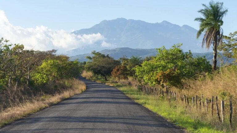 A viagem de carro subindo de David até o Lucero. Ao fundo, o extinto Vulcão Barú, a montanha mais alta do Panamá, com 3.475 metros de altitude