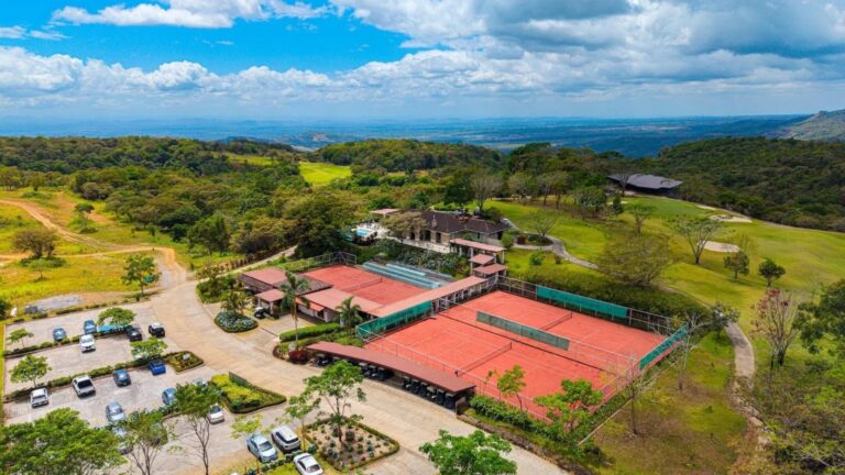 Atualmente, o country club do Lucero dispõe de três quadras de tênis de saibro, uma piscina de borda infinita e um restaurante gourmet no conceito farm-to-table (da fazenda para a mesa) batizado de Seasons, além de um campo de golfe de 18 buracos com nível de campeonato