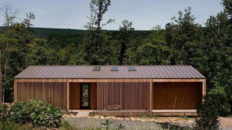 A Arbor Wood Co., empresa do portfólio da Cambium, forneceu o revestimento para este projeto Sera Sandy Ridge, que apresenta uma arquitetura profundamente enraizada na paisagem ao seu redor