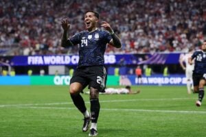 Com gols decisivos de Enzo Fernández e Lautaro Martínez nos minutos finais, a Argentina garantiu sua segunda final consecutiva de Copa do Mundo