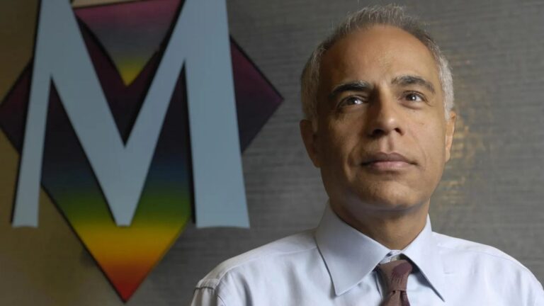 Sandeep Lal no novo edifício com certificação LEED de sua empresa em 2006, época em que atuava como presidente da Metro Label Company Ltd