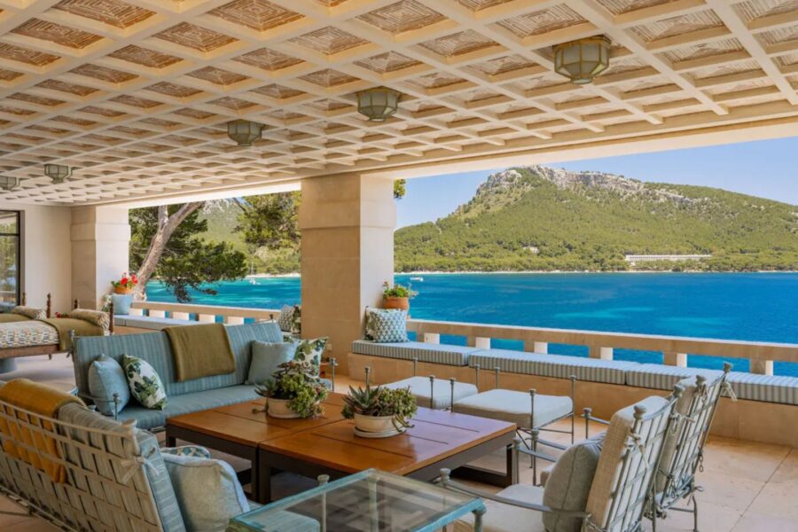 A piscina tem vista para o litoral de Formentor