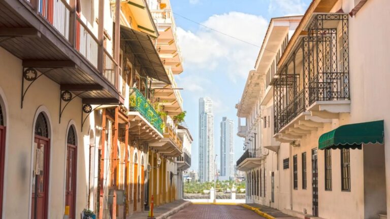 O histórico bairro de Casco Viejo emoldura os distantes arranha-céus da moderna Cidade do Panamá